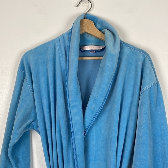 Victoria's Secret cozy 2 pocket soft short robe with attached belt Size Medium - Picture 4 of 10